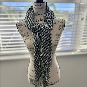 Great Condition Echo Black and White Houndstooth Scarf with Fringe